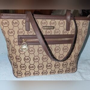 Michael Kors signature Kempton tote bag.